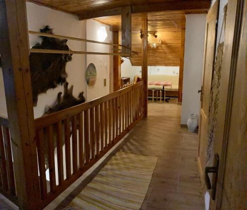 チェルニー・ドゥールにあるOrlí Hnízdoの木製の手すり付きの家の廊下