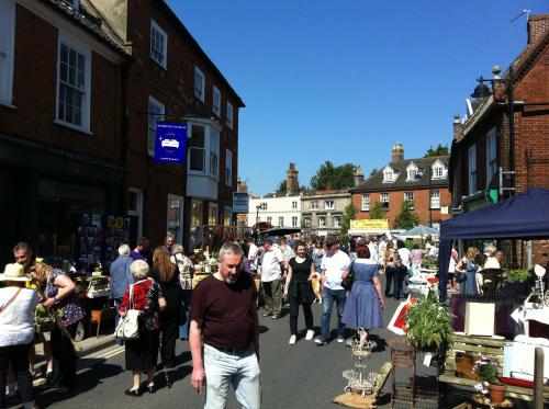 Une foule de gens se promenant à travers un marché de rue dans l'établissement Short Stay Bungay, à Bungay