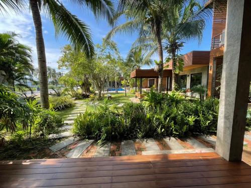 班帕那普蘭的住宿－Chill Villa，庭院前有棕榈树的房子