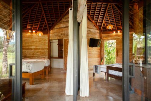 pokój z 2 łóżkami i pokój z oknami w obiekcie Sunrise Paradise Bali w mieście Karangasem