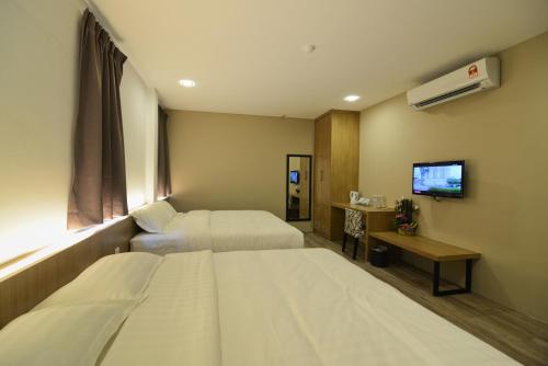 Un pat sau paturi într-o cameră la De Parkview Hotel