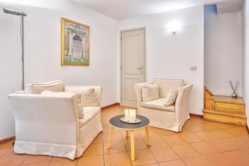 - un salon avec deux chaises et une table dans l'établissement La Torretta - Together in Tuscany, à Cortone