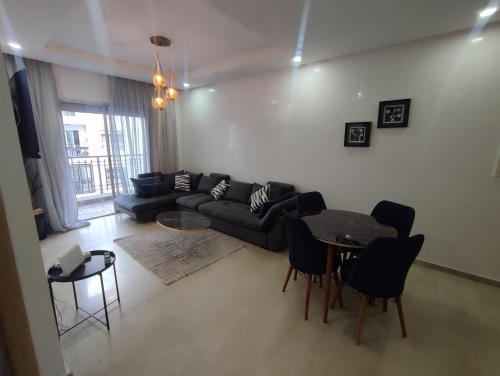 a living room with a couch and a table at Studio La gironde in Casablanca