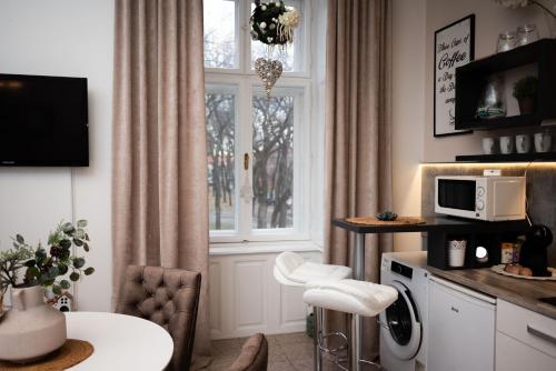 uma sala de estar com uma mesa e uma janela em Apartment HYGGE em Subotica