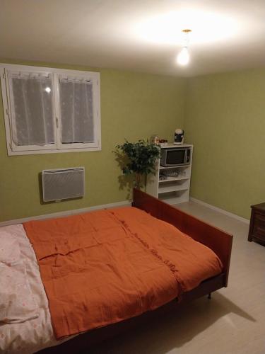 YtracにあるChez Georgeのベッドルーム1室(オレンジ色の毛布付きのベッド1台付)