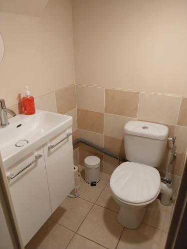 YtracにあるChez Georgeのバスルーム(白いトイレ、シンク付)