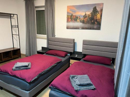 施韋比施哈爾的住宿－HausOase Zimmervermietung，一间卧室配有两张带毛巾的床