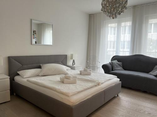 sypialnia z dużym łóżkiem i kanapą w obiekcie Luxury 2-Bedroom Flat close to FAIR & OLD TOWN w mieście Düsseldorf