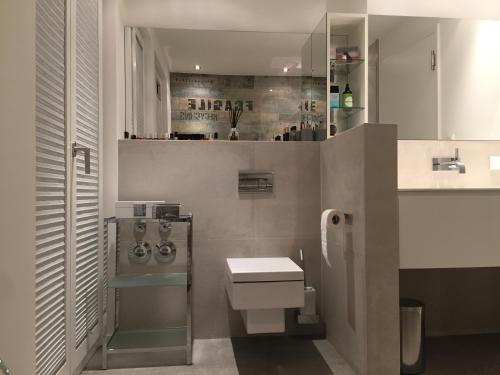 łazienka z toaletą i umywalką w obiekcie Luxury 2-Bedroom Flat close to FAIR & OLD TOWN w mieście Düsseldorf