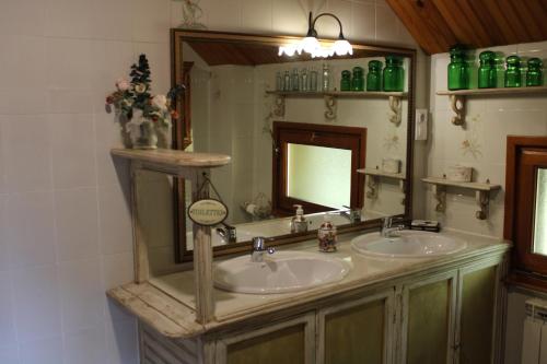 La salle de bains est pourvue de 2 lavabos et d'un miroir. dans l'établissement El Balcón del Garmo, à Sallent de Gállego