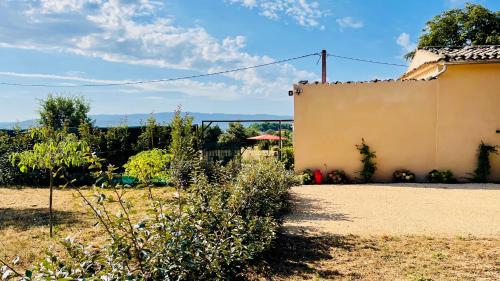 - une vue latérale sur un bâtiment et une cour dans l'établissement La Belle Lumière, à Saint-Saturnin-lès-Apt