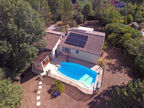une vue aérienne d'une maison avec piscine dans l'établissement Maison provençale avec piscine privée et climatisation, à Saint-Maximin-la-Sainte-Baume