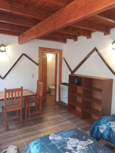 Camera con letto, scrivania e tavolo. di La Protegida a El Chalten