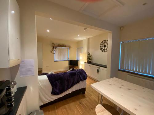 um quarto com uma cama e uma mesa em Cosy stable conversion between Sheffield & Leeds em Pontefract