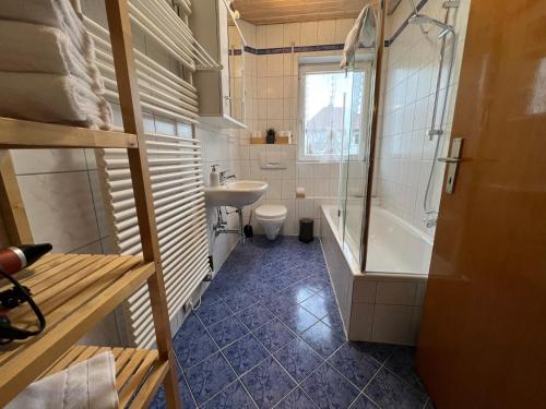 uma casa de banho com um lavatório, um WC e uma banheira em Dill Apartment Pleinfeld I em Pleinfeld