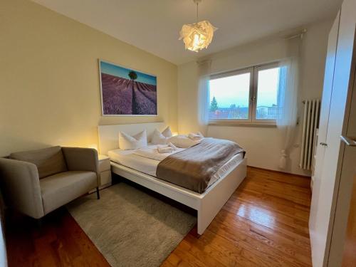 um quarto com uma cama, um sofá e uma janela em Dill Apartment Pleinfeld I em Pleinfeld