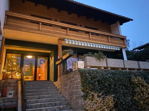 una casa con un árbol de Navidad delante de ella en Haus Otis en Millstatt