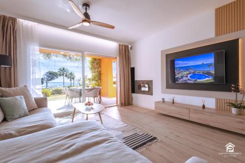 Apartment Los Molinos on the beachfront with pool