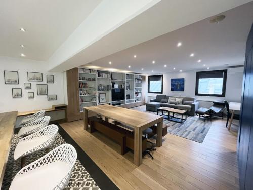 un grand salon avec une table et des chaises dans l'établissement 166 - Urban Luxury Apartment in Center of Paris, à Paris
