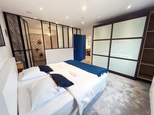 166 - Urban Luxury Apartment in Center of Paris