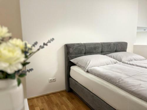 Tempat tidur dalam kamar di Danube22 Apartment 4