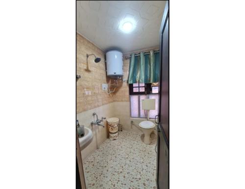 a bathroom with a tub and a toilet and a sink at Hotel Basant Inn, Srinagar in Srinagar