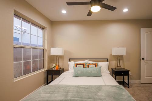 um quarto com uma cama e uma ventoinha de tecto em Luxe Phoenix Getaway (heated pool, mountain view) em Phoenix