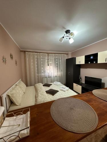 - une chambre avec un lit et un ventilateur de plafond dans l'établissement Cozy Apartament, à Galaţi