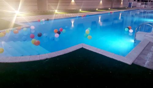 een zwembad met kleurrijke ballen in het water bij Wa set Luxor Apartment in Luxor