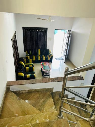 uma vista para uma sala de estar com um sofá em 3 BHK Holiday Home Near Airport em Nagpur