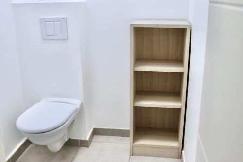 La salle de bains est pourvue de toilettes blanches et d'un siège de toilette. dans l'établissement Apartment in Ferney close to Geneva United Nations, à Ferney-Voltaire