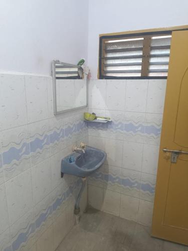 bagno con lavandino blu e finestra di RJM Home Stay a Tiruvannāmalai
