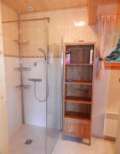 une salle de bain avec douche et douche à l'italienne dans l'établissement Chalet Airelles 4 pers - Tout Confort - Wifi fibre, à Xonrupt-Longemer