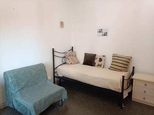 ローマにあるAlloggio turistico P.Lodiのベッドルーム1室(ベッド1台、椅子、枕付)
