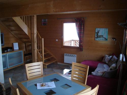 a living room with a couch and a table at Chalet Airelles 4 pers - Tout Confort - Wifi fibre in Xonrupt-Longemer
