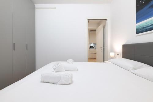 1 dormitorio blanco con 1 cama blanca grande en PrimoPiano - Principe, en Milán