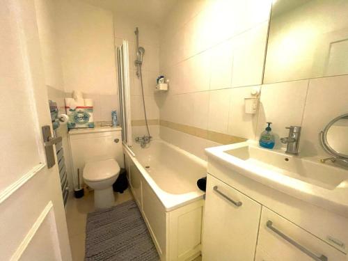 a bathroom with a sink and a toilet and a tub at Charming 1-Bed Apartment in London in London
