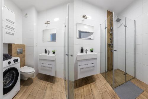 biała łazienka z 2 umywalkami i prysznicem w obiekcie SuperApart Habicha apt77 w Warszawie