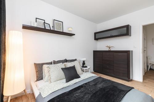 een slaapkamer met een groot bed en een dressoir bij SuperApart Habicha apt77 in Warschau