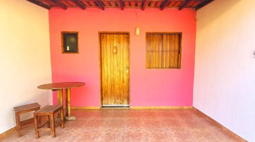 a room with a colorful wall with a wooden door at Chalé da Vó in Vargem Bonita