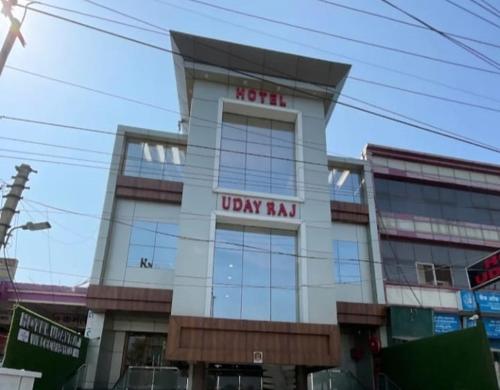 um edifício com um sinal de rad feio sobre ele em HOTEL UDAY RAJ em Agra