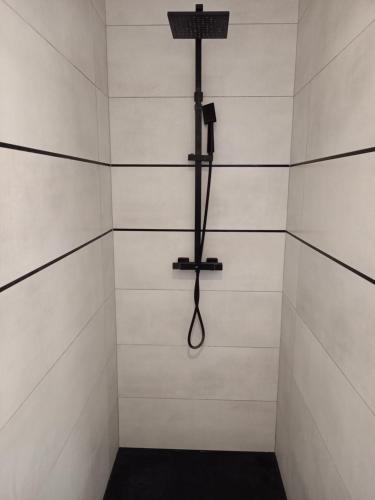 ducha con paredes blancas y suelo negro en Villa neuve de standing au calme, en Sommières