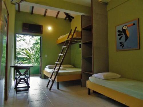 Zimmer mit 2 Etagenbetten und einem Schreibtisch in der Unterkunft QUINTAL DA MATA in São Sebastião
