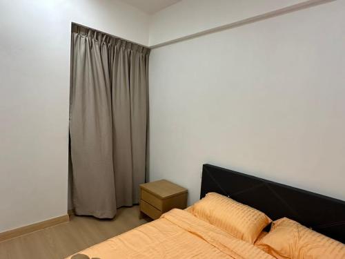 Un dormitorio con una cama y una cortina. en GVR Genting Highlands, en Genting Highlands