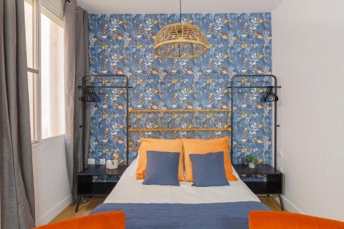 マラガにあるCasa Armoníaの青い壁のベッドルーム1室