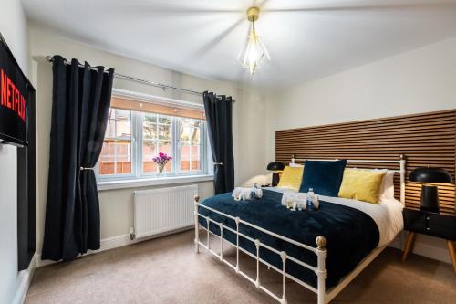 1 dormitorio con cama y ventana en Elegant 2 Bedroom Seymour Apartment by Smart Apartments, en Southampton