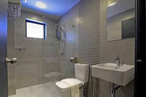 uma casa de banho com um WC, um lavatório e um chuveiro em De Parkview Hotel em Ipoh