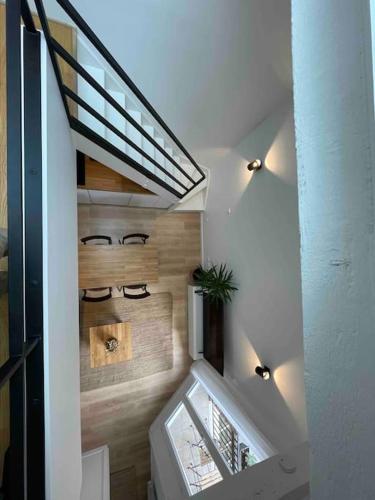 - un escalier dans une maison avec un escalier dans l'établissement Duplex Loft industrial, Flea market St Ouen, Quiet, à Saint-Ouen