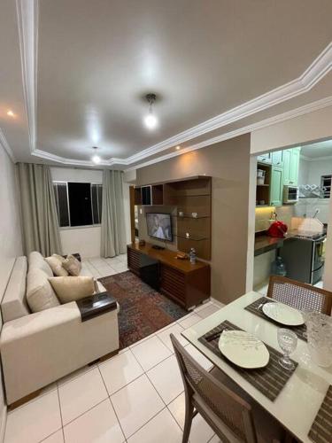 uma sala de estar com um sofá e uma mesa em Confortável e aconchegante! em Aracaju