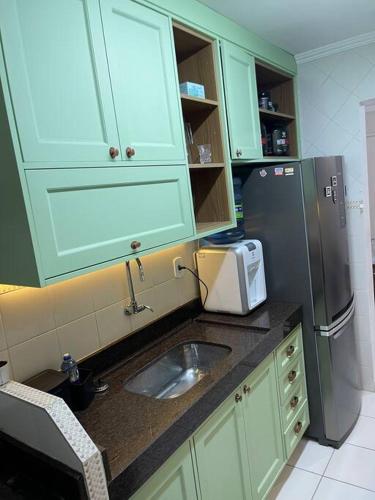 uma cozinha com um lavatório e um frigorífico em Confortável e aconchegante! em Aracaju